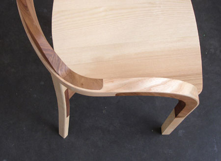 Обееденный стул с низкой спинкой светлых оттенков