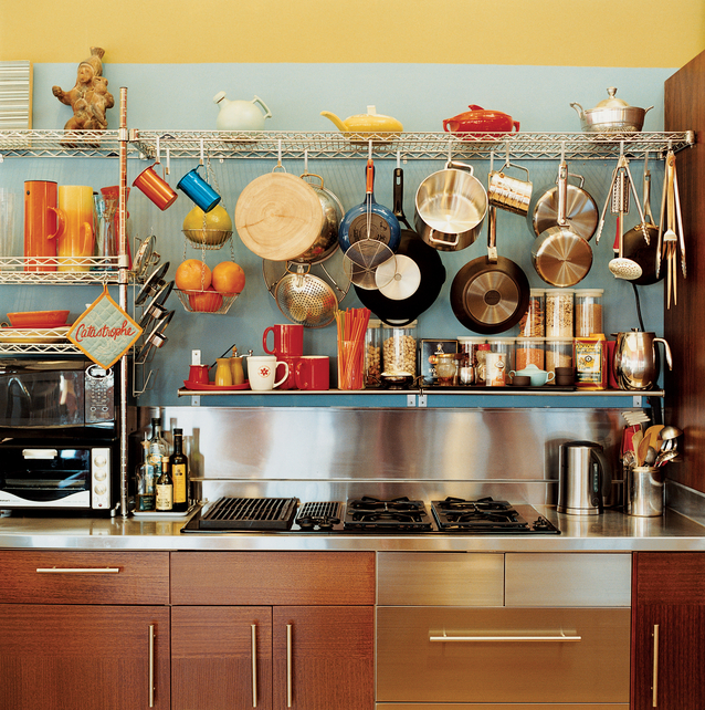 Оригинальный дизайн кухни. Посуда не прячется в шкафчики, а наоборот, выстаывляется напоказ и становится украшением кухни.
