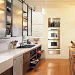 Дизайн кухни без шкафчиков. Полупрозрачные панели сдвижные.