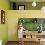 Дизайн кухни в зеленоватой гамме. Шкафы в тон стенам.
