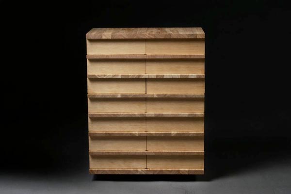 Высокий комод с узкими ящиками от датского дизайнера мебели.