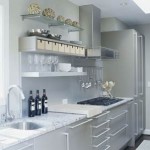 Сочетание открытых полок и металлической мебели в дизайне кухни.