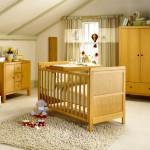 Детская комната в светлых тонах с деревянной мебелью