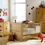 Детская комната с мебелью натуральных тонов и яркими красными элементами