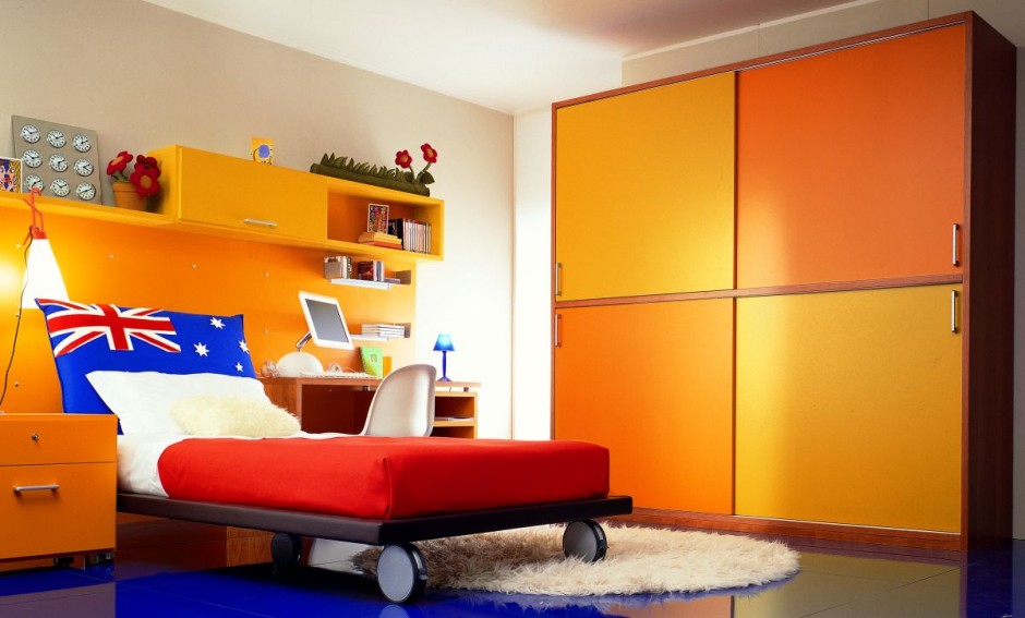 Яркий шкаф и раздвижная кровать для комнаты подростка