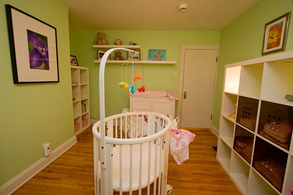 Детская комната с полукркглой белой детской кроватью