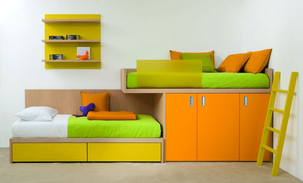 Гарнитур для детской комнаты. Яркие цвета, сочетание зеленого и оранжевого.