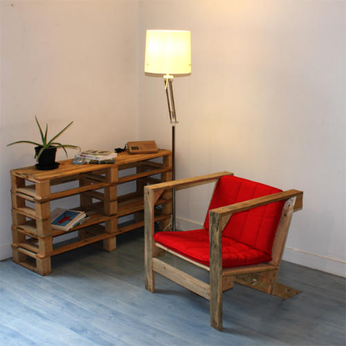 Стеллажи и кресло переделанные из старых деревянных палет