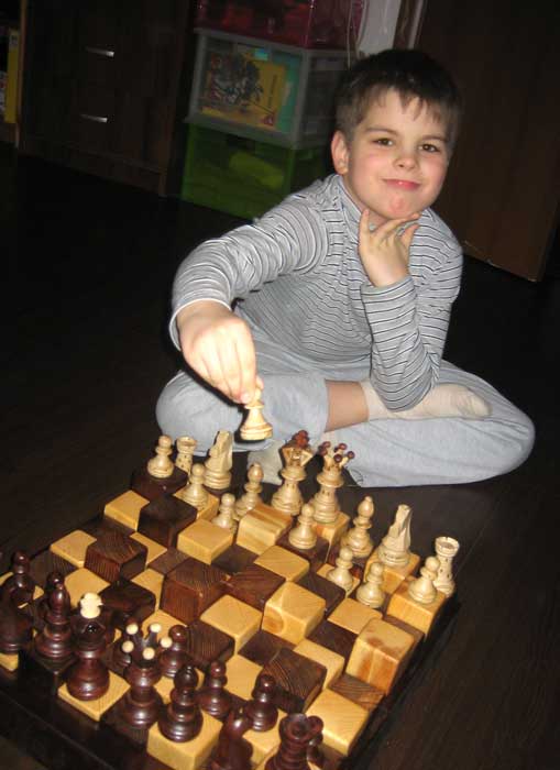 Довольный сын с новыми шахматами