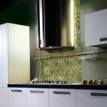 Мозаичная плитка зеленоватых тонов в оформлении кухни