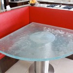 Угловой столик для кухни из матового стекла