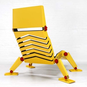 Ярко желтое кресло с черными вставками