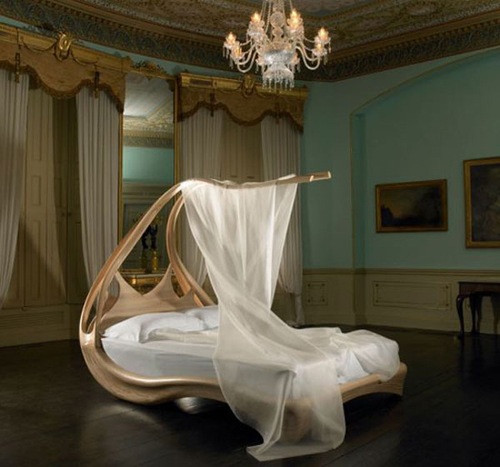 Оригинальная кровать с балдахином; резное дерево