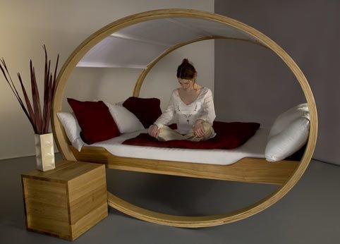 Кровать с балдахином на круглой подставке