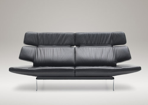 Изящный и удобный диван обтянутый черной кожей