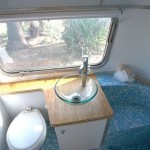 Общий вид компактной ванной комнаты уголка в передвижном трейлере