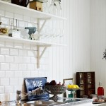 Открытые полки на кухне в скандинавском стиле