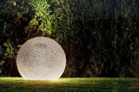 Садовая лампа из керамики круглой формы