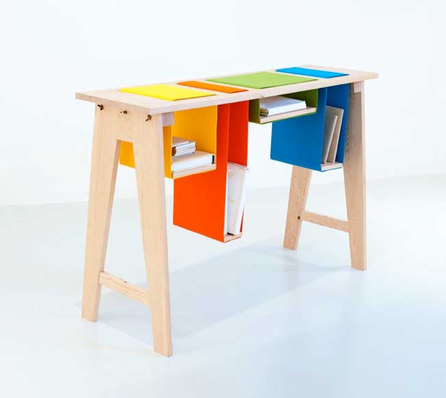 Высокий стол с разноцветными ящиками для хранения