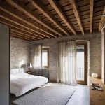Интерьер спальни со старинным балочным потолком