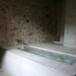 Утопленная ванна отделанная белым мрамором