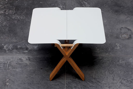 Складной стол из железных пластин и дубовых реек