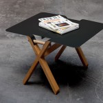Компактный стол с черной столешницей