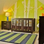 Рисунки на стенах детской комнаты, деревья на зеленом фоне