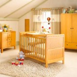 Детская комната в светлых тонах и набор детской мебели натурального цвета