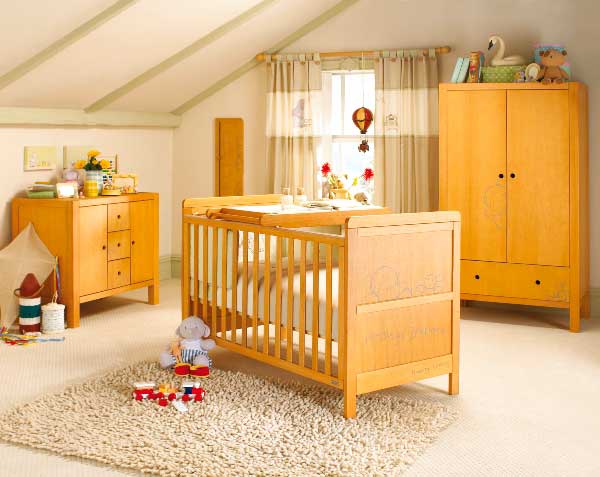Детская комната в светлых тонах и набор детской мебели натурального цвета