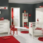 Сочетание красного цвета и темно-серых стен в интерьере детской комнаты
