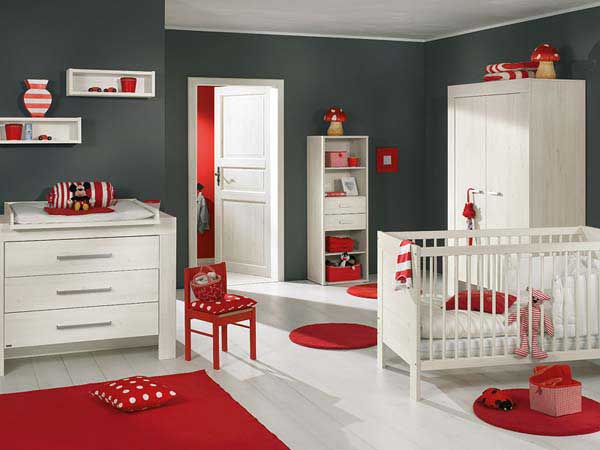 Сочетание красного цвета и темно-серых стен в интерьере детской комнаты
