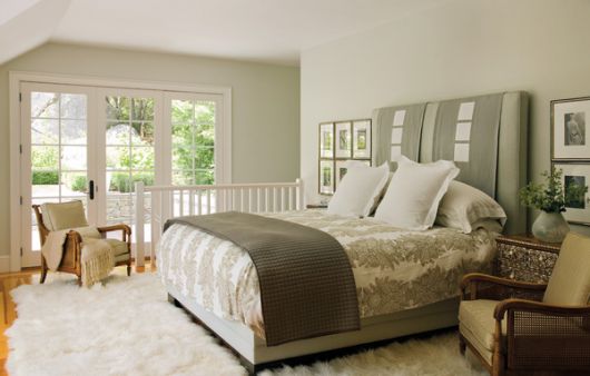 Пример использования серо-коричневой цветовой гаммы в дизайне интерьера спальни