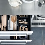 Нержавейка в кухонной мебели, столешница и выдвижные ящики