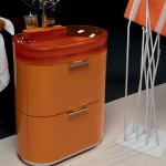 Мебель для ванной комнаты оранжевого цвета с красной мойкой