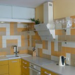 Мозаичный фартук и белая вытяжка на кухне по собственному проекту