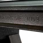 Надпись на рельсе используемой в производстве уникальной дизайнерской мебели