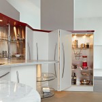 Современная кухня со шкафами с раздвижными дверцами