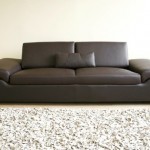 Низкий мягкий кожаный диван с удобными подлокотниками