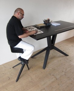 Дизайнерский рабочий стол с большой столешницей на металлических ножках
