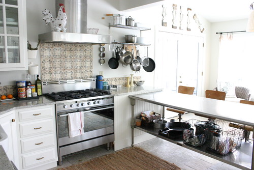 Фото современной кухни с фартуком из плитки в ретро стиле