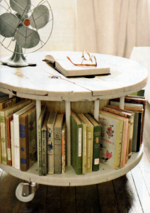 Журнальный столик с полками для книг, переделанный из старой катушки