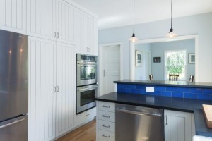 Кухня в светлых тонах с ярко-синим фартуком