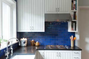 Ярко голубая плитка для фартука на кухне