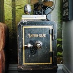 Старинный сейф с надписью