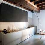 Продолговатая кухня с минималистичном стиле