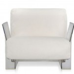 Белое мягкое кресло на пластиковом каркасе