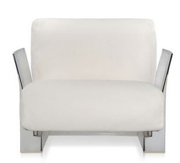 Белое мягкое кресло на пластиковом каркасе
