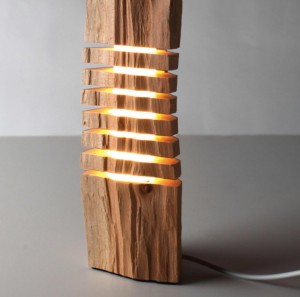 Напольный светильник в виде массивного деревянного столба натурального цвета и формы