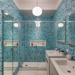 Современная ванная комната -- стекло и мелкая плитка контрастных цветов